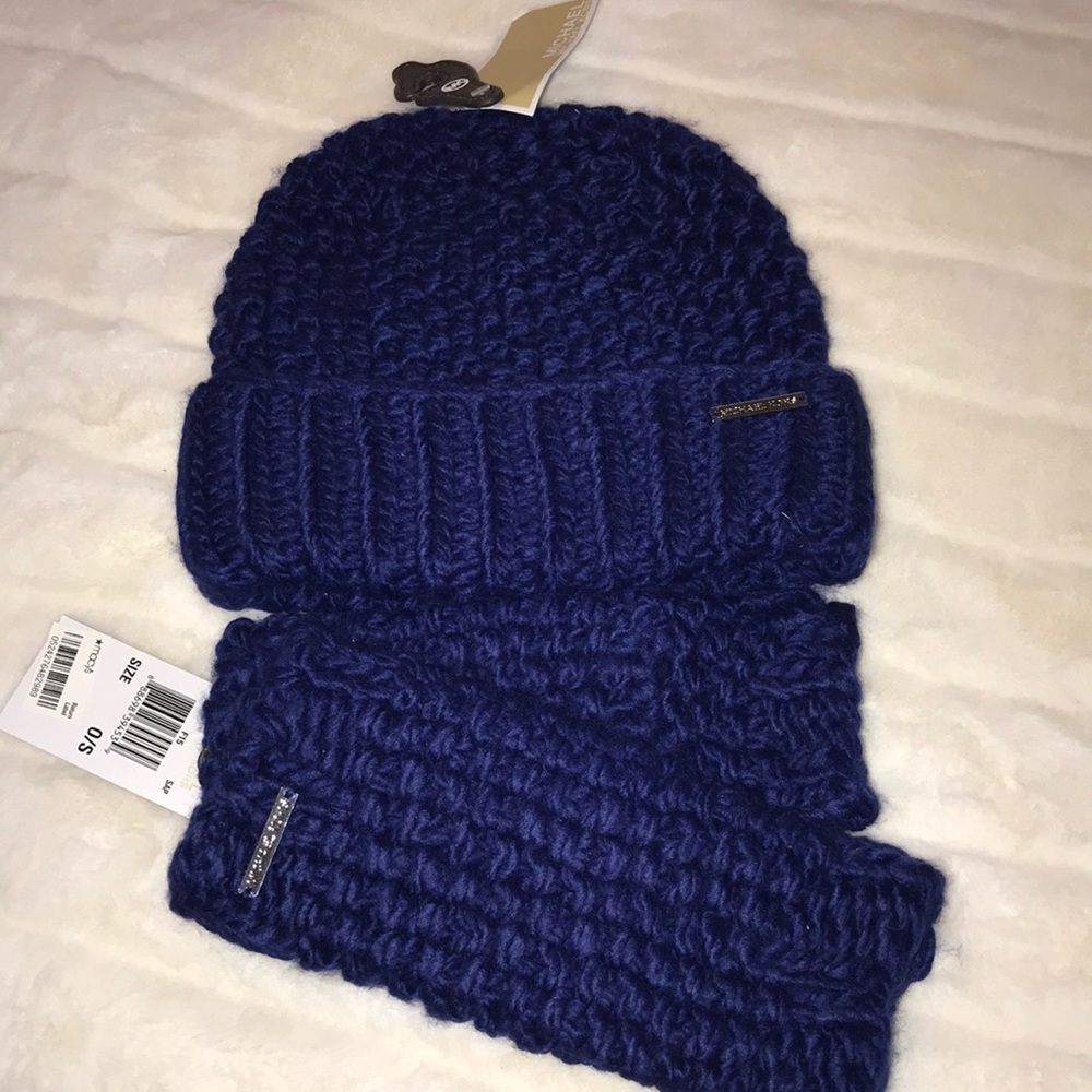 Brand new hat & fingerless gloves 💙